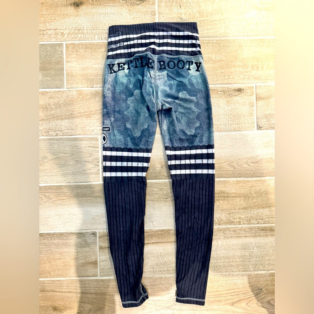 Niyama Sol kettlebooty barefoot leggings size small.